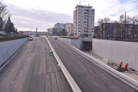 Peste 100 de constructori lucrează zi-lumină în Piaţa Gojdu din Oradea pentru ca traficul prin pasajele subterane să poată fi deschis până la sfârșitul anului. Vezi cum se va circula! (FOTO)