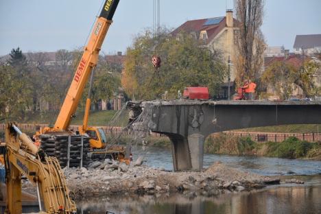 Nu mai este! 'Podul cu stea' a fost pus la pământ pe jumătate (FOTO / VIDEO)