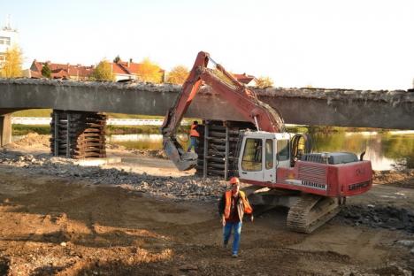 Imagini inedite: A început demolarea podului de la Centrul de Calcul (FOTO / VIDEO)