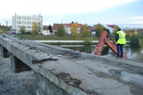 Imagini inedite: A început demolarea podului de la Centrul de Calcul (FOTO / VIDEO)