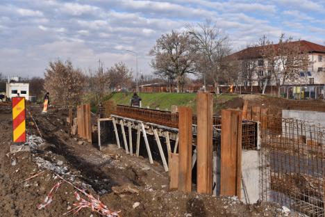 Construcţia noului pod peste Peţa în Oradea, realizată în proporţie de 50% (FOTO)