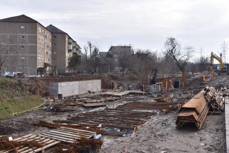 Construcţia noului pod peste Peţa în Oradea, realizată în proporţie de 50% (FOTO)