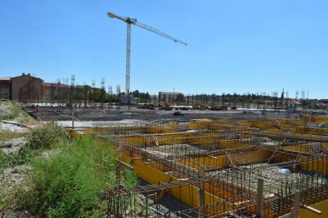 Bolojan, despre construcţia noii săli polivalente din Oradea: 'Se poate lucra cu mai mulţi muncitori şi cu un ritm mai bun!' (FOTO)