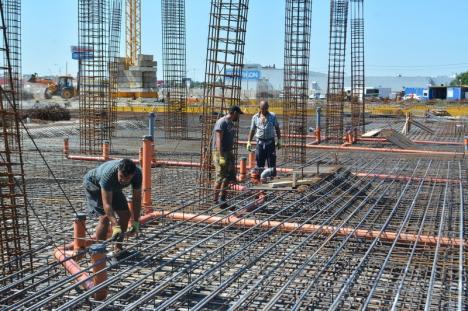 Bolojan, despre construcţia noii săli polivalente din Oradea: 'Se poate lucra cu mai mulţi muncitori şi cu un ritm mai bun!' (FOTO)