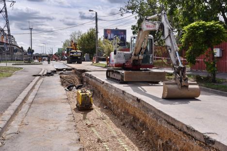 Înlocuirea conductelor din strada Oneştilor din Oradea se apropie de sfârşit. Vezi când ar putea fi reluată circulaţia! (FOTO)