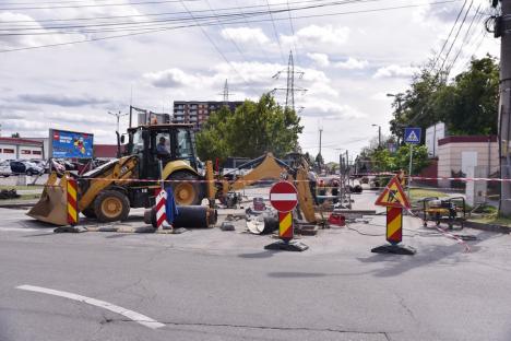 Înlocuirea conductelor din strada Oneştilor din Oradea se apropie de sfârşit. Vezi când ar putea fi reluată circulaţia! (FOTO)