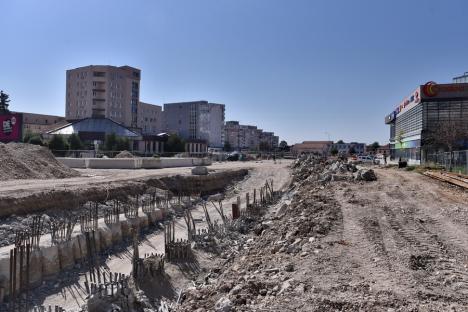 Praf, larmă şi sudoare. Şantierele din centrul Oradiei continuă și pe caniculă, cu pauze de hidratare la fiecare oră (FOTO)
