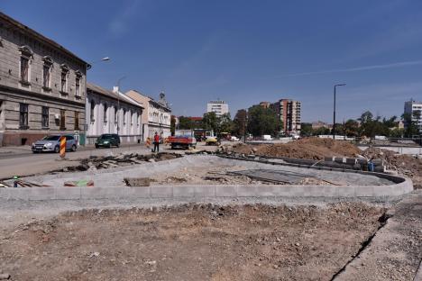 Praf, larmă şi sudoare. Şantierele din centrul Oradiei continuă și pe caniculă, cu pauze de hidratare la fiecare oră (FOTO)