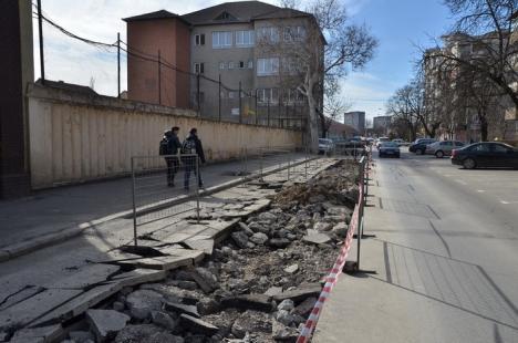 Reabilitare la termoficare. Construcţii Bihor înlocuieşte reţelele din strada Menumorut (FOTO)