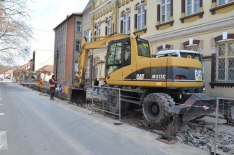 Reabilitare la termoficare. Construcţii Bihor înlocuieşte reţelele din strada Menumorut (FOTO)