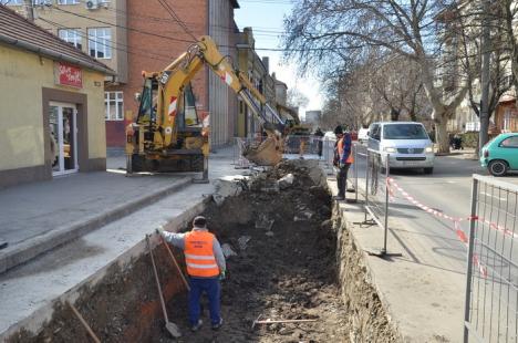 Reabilitare la termoficare. Construcţii Bihor înlocuieşte reţelele din strada Menumorut (FOTO)