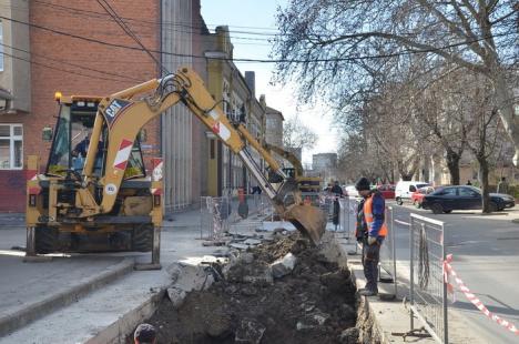 Reabilitare la termoficare. Construcţii Bihor înlocuieşte reţelele din strada Menumorut (FOTO)