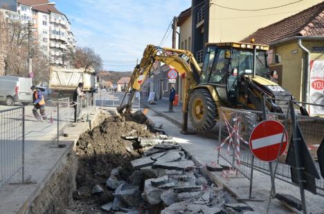 Reabilitare la termoficare. Construcţii Bihor înlocuieşte reţelele din strada Menumorut (FOTO)