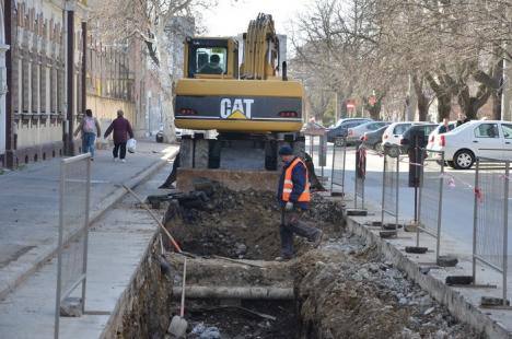 Reabilitare la termoficare. Construcţii Bihor înlocuieşte reţelele din strada Menumorut (FOTO)