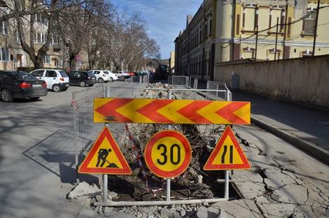 Reabilitare la termoficare. Construcţii Bihor înlocuieşte reţelele din strada Menumorut (FOTO)