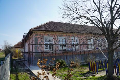 Elevii unei școli din Bihor învață în zgomot de picamere și frig. Părinții acuză că investiția este electorală, primarul zice că e „bine că se face” (VIDEO)