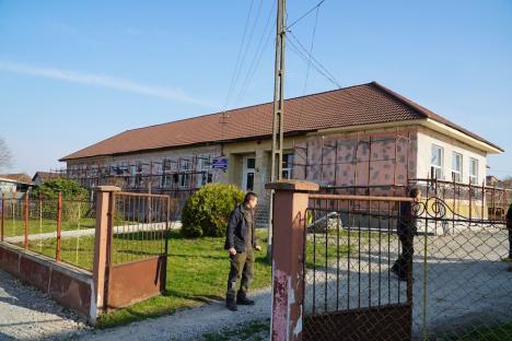 Elevii unei școli din Bihor învață în zgomot de picamere și frig. Părinții acuză că investiția este electorală, primarul zice că e „bine că se face” (VIDEO)