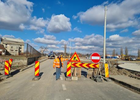 Atenție, lucrări! Strada Traian Blajovici din Oradea a fost închisă traficului rutier în zona podului peste Peța (FOTO / VIDEO)