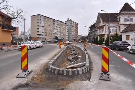 Lucrări sub trafic. Constructorii amenajează sensul giratoriu de la intersecţia străzii Meşteşugarilor cu Oneştilor (FOTO)