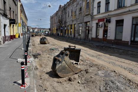 Constructorii au început săpăturile pe strada Avram Iancu din Oradea, pentru înlocuirea rețelelor. Se va ajunge la adâncimea de 7 metri (FOTO)