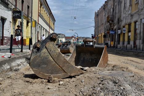 Constructorii au început săpăturile pe strada Avram Iancu din Oradea, pentru înlocuirea rețelelor. Se va ajunge la adâncimea de 7 metri (FOTO)