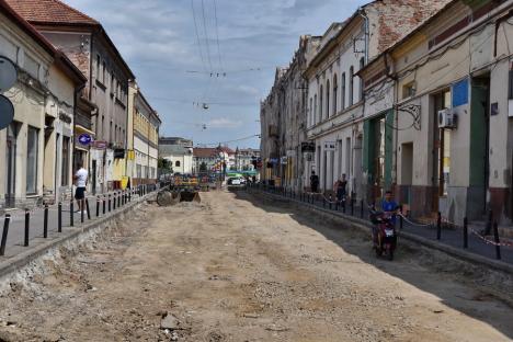 Constructorii au început săpăturile pe strada Avram Iancu din Oradea, pentru înlocuirea rețelelor. Se va ajunge la adâncimea de 7 metri (FOTO)