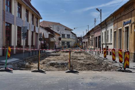 Constructorii au început săpăturile pe strada Avram Iancu din Oradea, pentru înlocuirea rețelelor. Se va ajunge la adâncimea de 7 metri (FOTO)