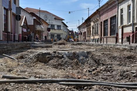 Constructorii au început săpăturile pe strada Avram Iancu din Oradea, pentru înlocuirea rețelelor. Se va ajunge la adâncimea de 7 metri (FOTO)