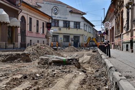 Constructorii au început săpăturile pe strada Avram Iancu din Oradea, pentru înlocuirea rețelelor. Se va ajunge la adâncimea de 7 metri (FOTO)