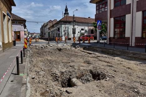 Constructorii au început săpăturile pe strada Avram Iancu din Oradea, pentru înlocuirea rețelelor. Se va ajunge la adâncimea de 7 metri (FOTO)