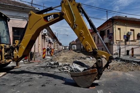 Constructorii au început săpăturile pe strada Avram Iancu din Oradea, pentru înlocuirea rețelelor. Se va ajunge la adâncimea de 7 metri (FOTO)