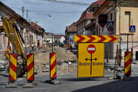 Constructorii au început săpăturile pe strada Avram Iancu din Oradea, pentru înlocuirea rețelelor. Se va ajunge la adâncimea de 7 metri (FOTO)