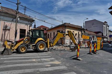 Constructorii au început săpăturile pe strada Avram Iancu din Oradea, pentru înlocuirea rețelelor. Se va ajunge la adâncimea de 7 metri (FOTO)