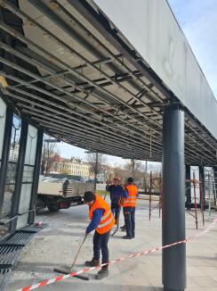 Se desface 'conserva'. OTL reface acoperişul staţiei de tramvai din Piaţa Unirii (FOTO)