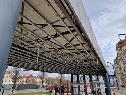 Se desface 'conserva'. OTL reface acoperişul staţiei de tramvai din Piaţa Unirii (FOTO)
