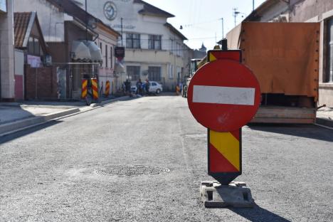 Strada Avram Iancu a fost asfaltată parţial. Ar putea fi deschisă circulaţiei în noiembrie (FOTO)