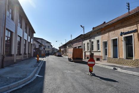 Strada Avram Iancu a fost asfaltată parţial. Ar putea fi deschisă circulaţiei în noiembrie (FOTO)