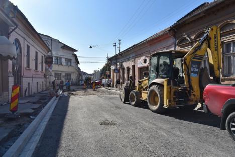 Strada Avram Iancu a fost asfaltată parţial. Ar putea fi deschisă circulaţiei în noiembrie (FOTO)