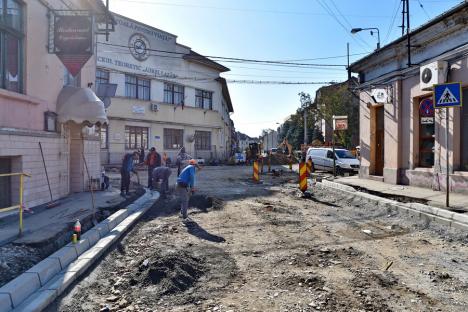 Strada Avram Iancu a fost asfaltată parţial. Ar putea fi deschisă circulaţiei în noiembrie (FOTO)