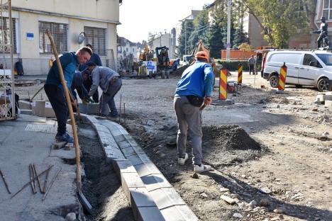 Strada Avram Iancu a fost asfaltată parţial. Ar putea fi deschisă circulaţiei în noiembrie (FOTO)