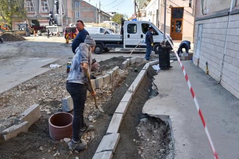 Strada Avram Iancu a fost asfaltată parţial. Ar putea fi deschisă circulaţiei în noiembrie (FOTO)