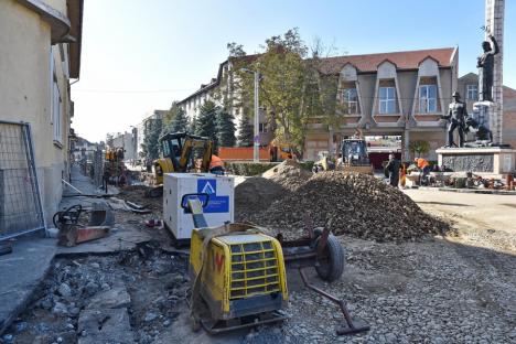 Strada Avram Iancu a fost asfaltată parţial. Ar putea fi deschisă circulaţiei în noiembrie (FOTO)