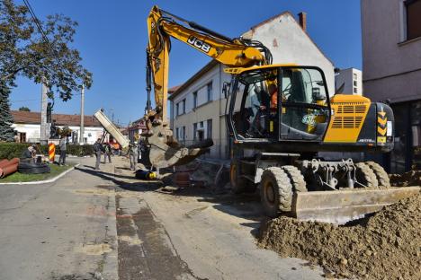 Strada Avram Iancu a fost asfaltată parţial. Ar putea fi deschisă circulaţiei în noiembrie (FOTO)