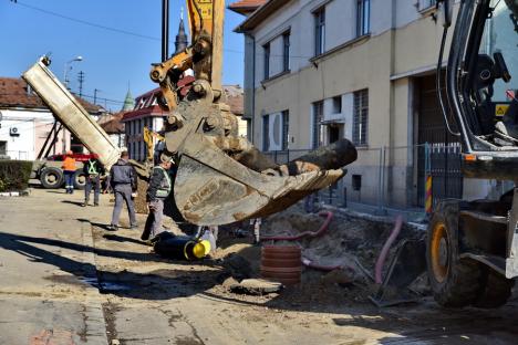 Strada Avram Iancu a fost asfaltată parţial. Ar putea fi deschisă circulaţiei în noiembrie (FOTO)