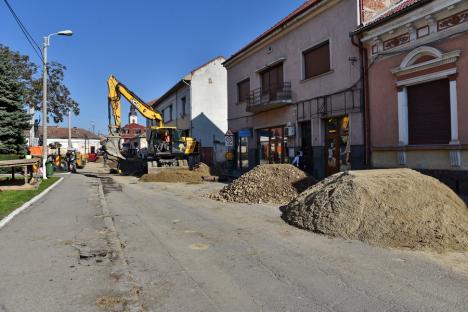 Strada Avram Iancu a fost asfaltată parţial. Ar putea fi deschisă circulaţiei în noiembrie (FOTO)