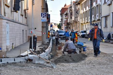 Strada Avram Iancu a fost asfaltată parţial. Ar putea fi deschisă circulaţiei în noiembrie (FOTO)