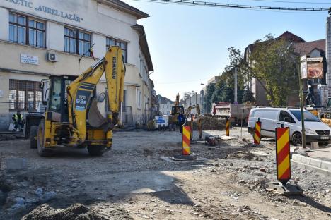 Strada Avram Iancu a fost asfaltată parţial. Ar putea fi deschisă circulaţiei în noiembrie (FOTO)