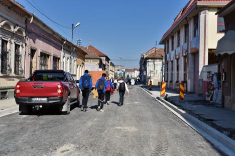 Strada Avram Iancu a fost asfaltată parţial. Ar putea fi deschisă circulaţiei în noiembrie (FOTO)