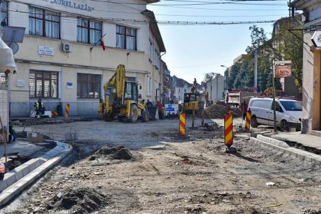 Strada Avram Iancu a fost asfaltată parţial. Ar putea fi deschisă circulaţiei în noiembrie (FOTO)