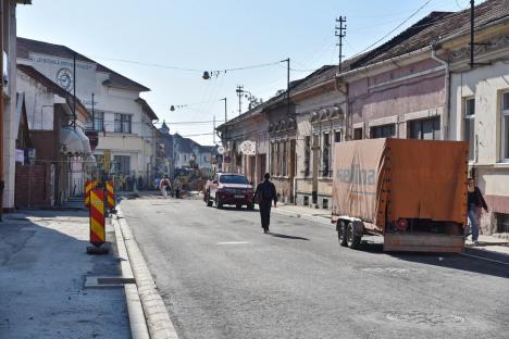 Strada Avram Iancu a fost asfaltată parţial. Ar putea fi deschisă circulaţiei în noiembrie (FOTO)